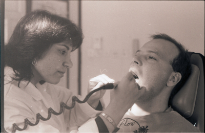 مريض وطبيبة أسنان