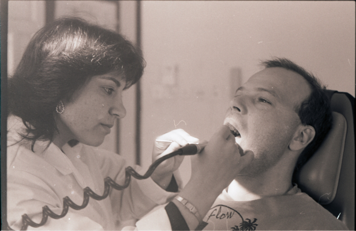 مريض وطبيبة أسنان