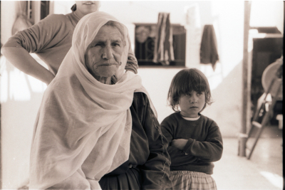 إمرأه مسنه وطفلة من بيت ساحور