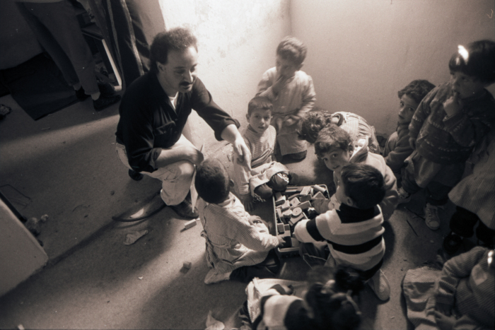 مجموعة أطفال ورجل في مدرسة بيت ساحور