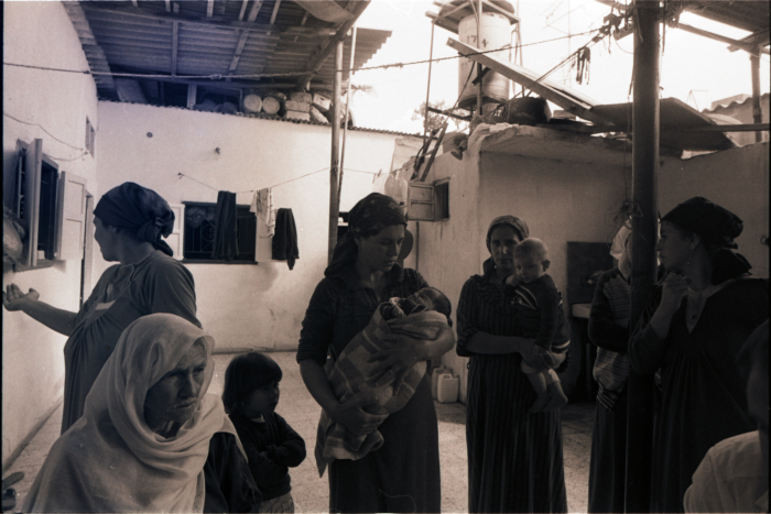 مجموعة نساء واطفال في بلدة بيت ساحور 