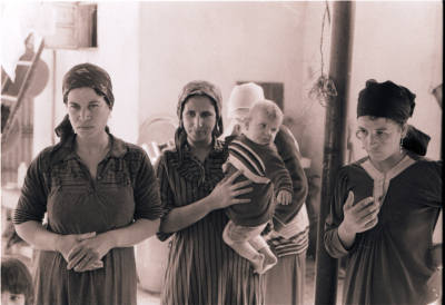 مجموعة نساء وطفل في بلدة بيت ساحور