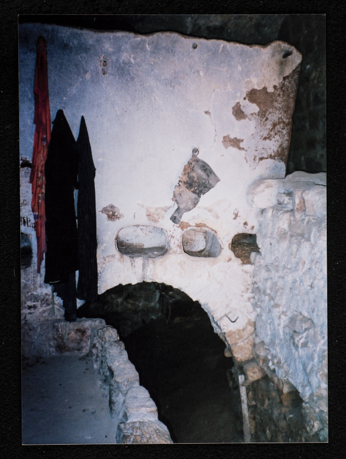 خابية في أحد البيوت القديمة في الطيبة 