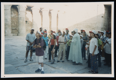 صورة لطلبة مسرح عناد في رحلة إلى مصر، 2001