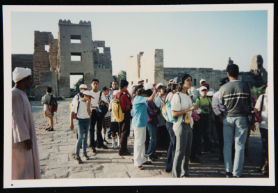 صورة لطلبة مسرح عناد في رحلة إلى مصر، 2001