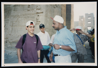 صورة لطلبة مسرح عناد في رحلة إلى مصر، 2001