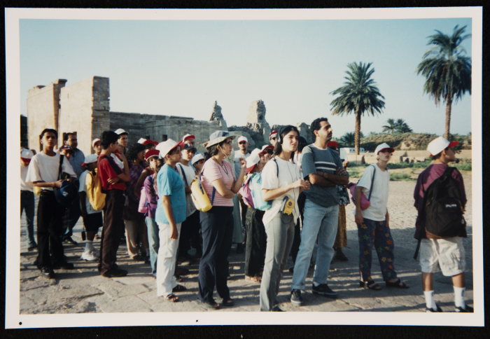 صورة لطلبة مسرح عناد في رحلة إلى مصر، 2001