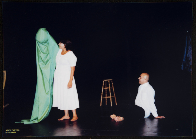 صورة من عرض مسرحية "الجدار"، مسرح عناد، 2005
