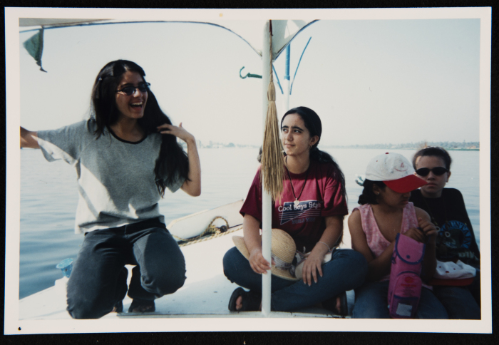 صورة لطلبة مسرح عناد في رحلة إلى مصر، 2001