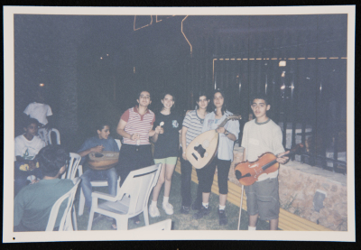 صورة لطلبة مسرح عناد في رحلة إلى مصر، 2001