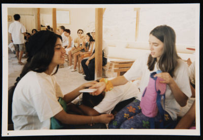 صورة لطلبة مسرح عناد في رحلة إلى مصر، 2001