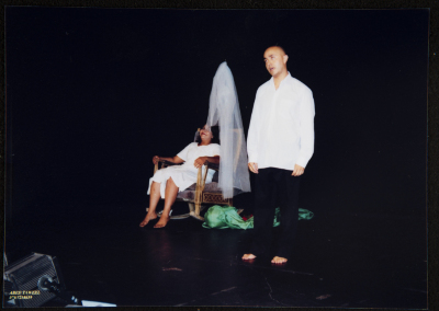 صورة من عرض مسرحية "الجدار"، مسرح عناد، 2005
