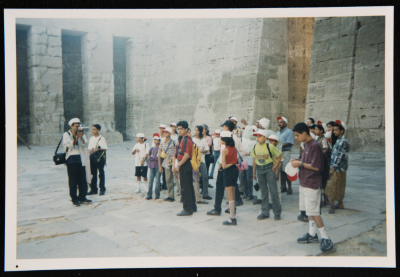 صورة لطلبة مسرح عناد في رحلة إلى مصر، 2001