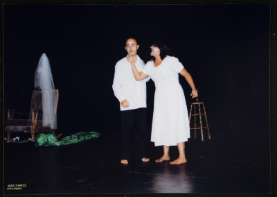 صورة من عرض مسرحية "الجدار"، مسرح عناد، 2005
