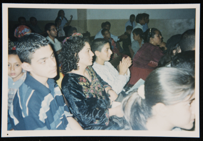 صورة لطلبة مسرح عناد في رحلة إلى مصر، 2001