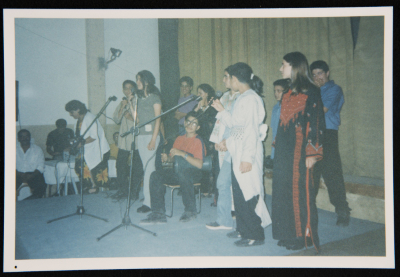 صورة لطلبة مسرح عناد في رحلة إلى مصر، 2001