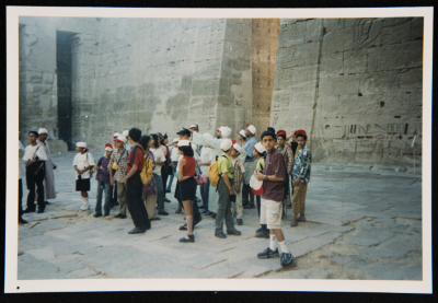 صورة لطلبة مسرح عناد في رحلة إلى مصر، 2001