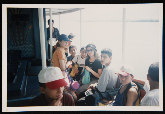 صورة لطلبة مسرح عناد في رحلة إلى مصر، 2001