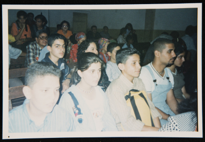 صورة لطلبة مسرح عناد في رحلة إلى مصر، 2001