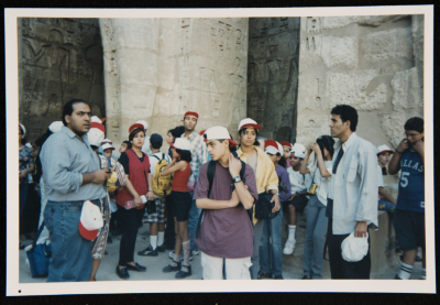 صورة لطلبة مسرح عناد في رحلة إلى مصر، 2001