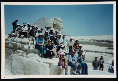 صورة لطلبة مسرح عناد في رحلة إلى مصر، 2001