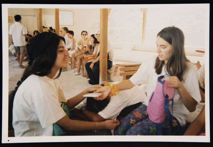 صورة لطلبة مسرح عناد في رحلة إلى مصر، 2001