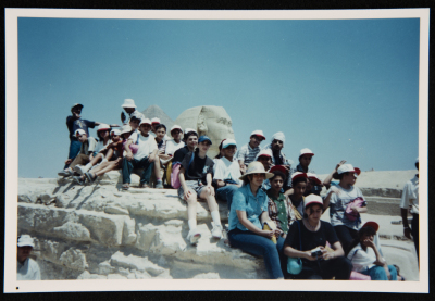 صورة لطلبة مسرح عناد في رحلة إلى مصر، 2001