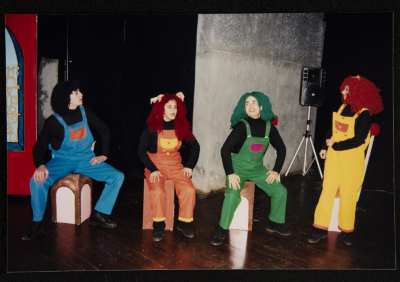  صورة من عرض مسرحية "بائعة الكبريت"، مسرح عناد، 1998 
