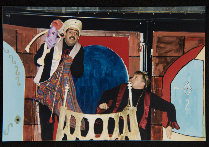  صورة من عرض مسرحية 