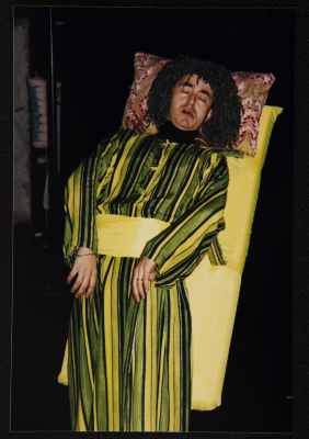  صورة من عرض مسرحية "بائعة الكبريت"، مسرح عناد، 1998 
