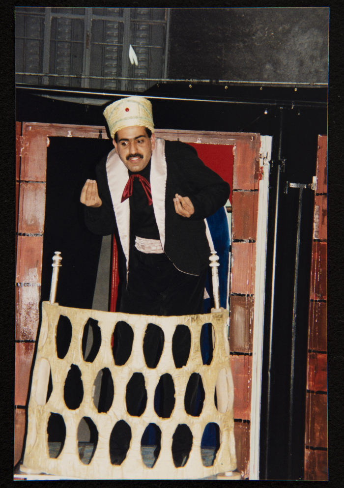  صورة من عرض مسرحية 