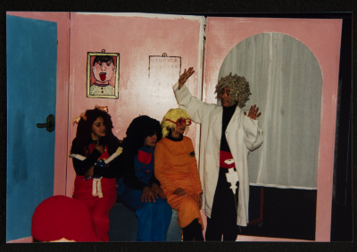  صورة من عرض مسرحية "بائعة الكبريت"، مسرح عناد، 1998 
