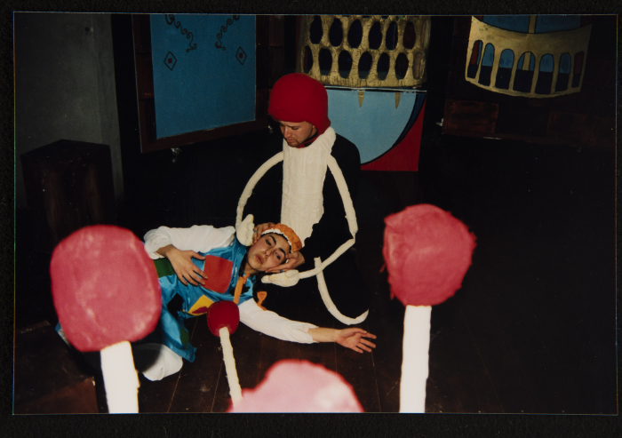  صورة من عرض مسرحية 