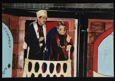  صورة من عرض مسرحية "بائعة الكبريت"، مسرح عناد، 1998 
