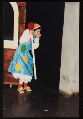  صورة من عرض مسرحية 