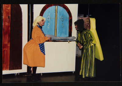  صورة من عرض مسرحية "بائعة الكبريت"، مسرح عناد، 1998 
