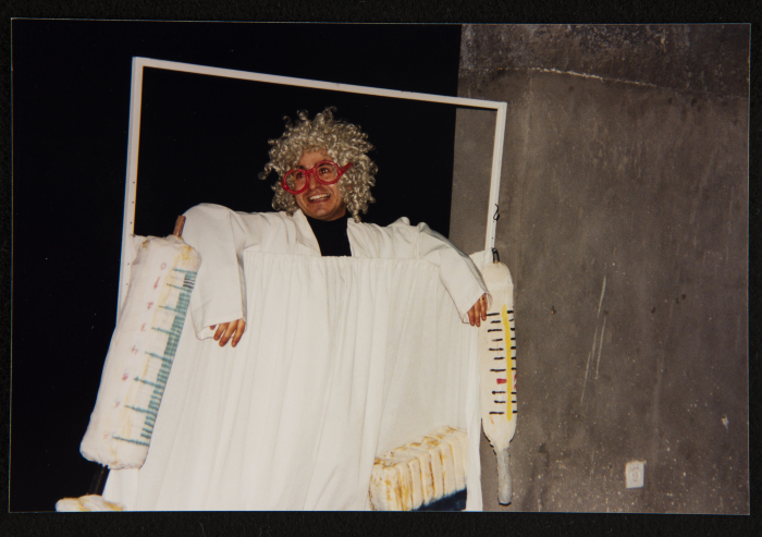  صورة من عرض مسرحية 