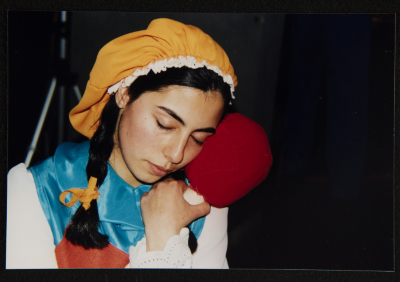  صورة من عرض مسرحية "بائعة الكبريت"، مسرح عناد، 1998 
