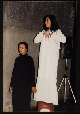  صورة من عرض مسرحية "بائعة الكبريت"، مسرح عناد، 1998 
