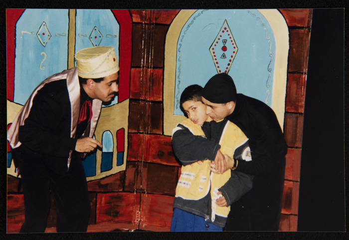  صورة من عرض مسرحية 