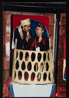  صورة من عرض مسرحية "بائعة الكبريت"، مسرح عناد، 1998 
