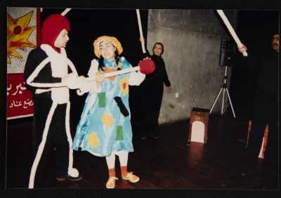  صورة من عرض مسرحية "بائعة الكبريت"، مسرح عناد، 1998 
