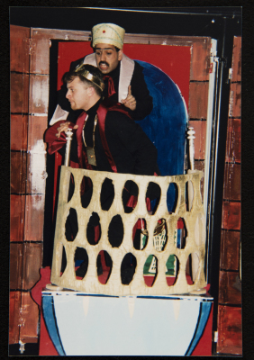  صورة من عرض مسرحية 