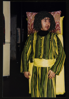  صورة من عرض مسرحية "بائعة الكبريت"، مسرح عناد، 1998 
