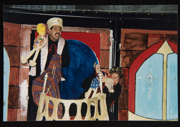  صورة من عرض مسرحية 