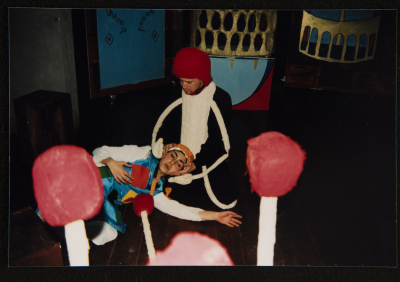  صورة من عرض مسرحية "بائعة الكبريت"، مسرح عناد، 1998 
