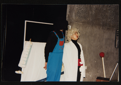  صورة من عرض مسرحية "بائعة الكبريت"، مسرح عناد، 1998 
