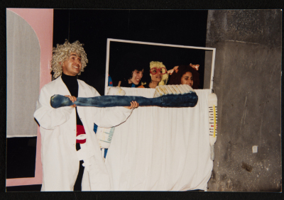  صورة من عرض مسرحية "بائعة الكبريت"، مسرح عناد، 1998 
