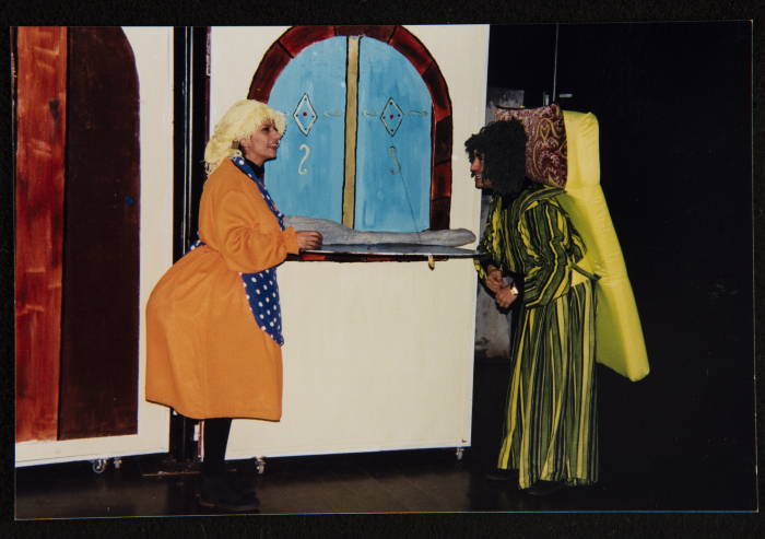  صورة من عرض مسرحية 