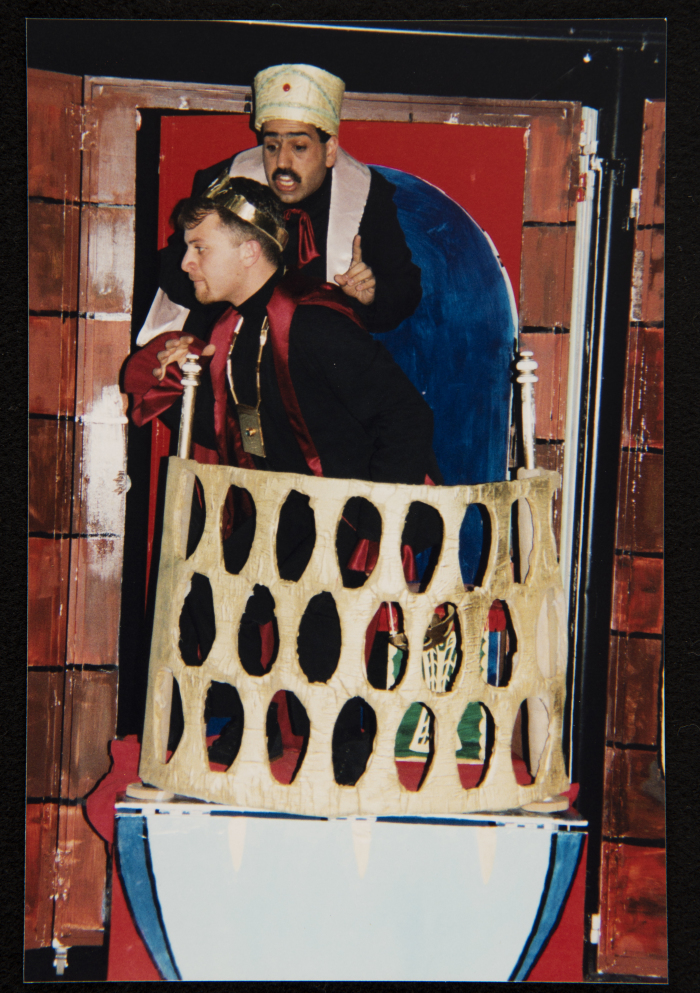  صورة من عرض مسرحية 